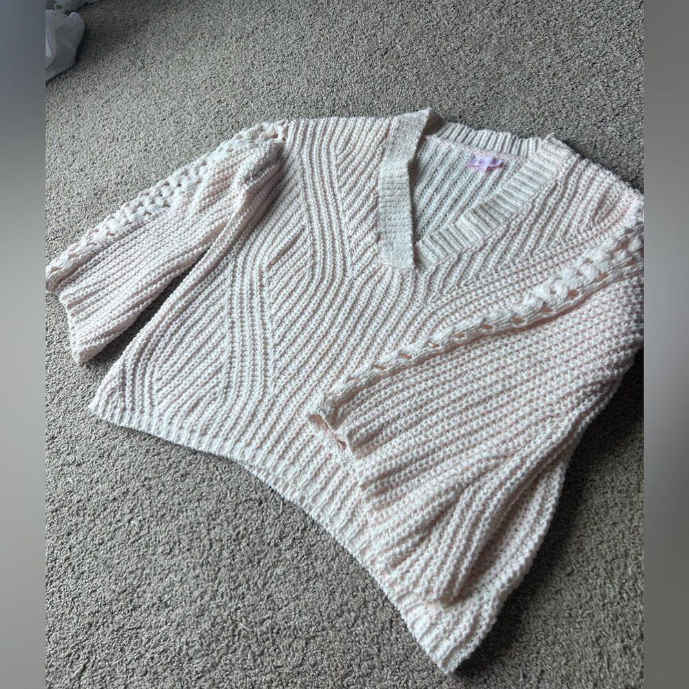 Chunky Knit v neck Sweater. Bell Sleeves and so cozy! Oversized! Sz small.
